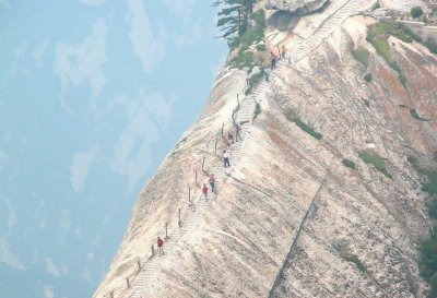 La via ferrata más peligrosa del mundo en China