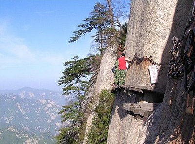 La via ferrata más peligrosa del mundo en China