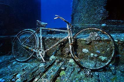 Imagen de una bicicleta oxidada en un barco hundido