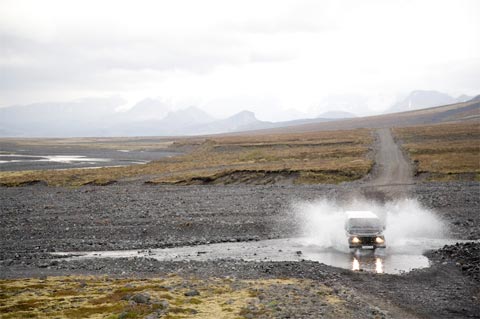 Islandia, cruzando el río en 4x4
