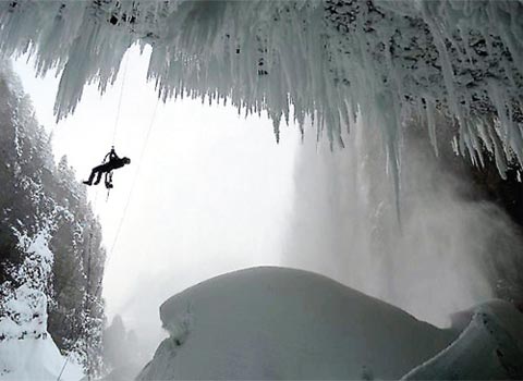 La más difícil cascada de hielo en ser escalada