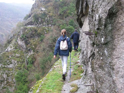 Sendero por desfiladeros, extremar la precaución