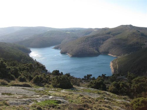 Vista del embalse desde la roca en forma de seta