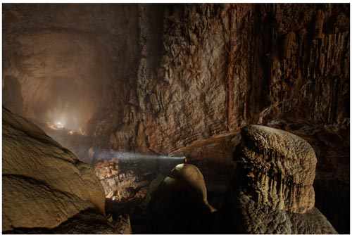 Espeleólogos, exploradores y científicos en grutas y cuevas de Vietnam