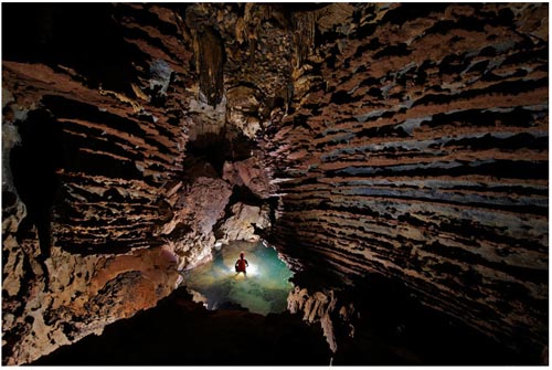 Piscina natural dentro de la Cueva Hang Ken