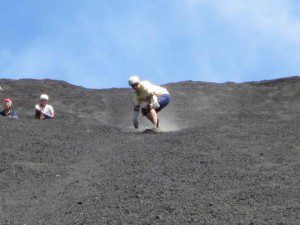 Descenso y disfrutando del boarding sobre suelo volcánico