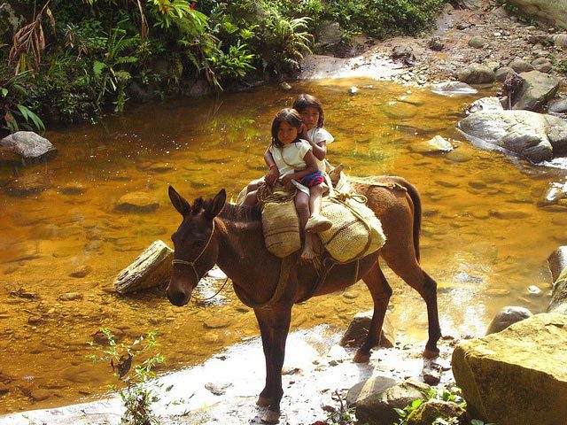 Dos niñas indígenas Tayronas (Colombia)