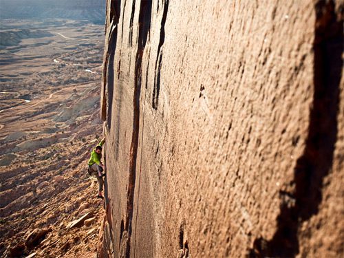 Escalador extremo en Idiot Wind, San Rafael Swell, Utah (USA)