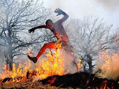 Obstáculos de fuego durante la carrera