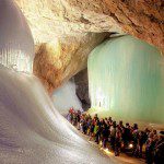 Grupo de turistas visitando la cueva