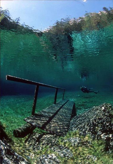 Puente sumergido en el lago