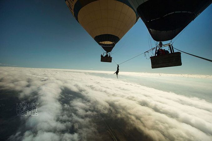 Caminando sobre una cuerda floja entre dos globos aerostáticos