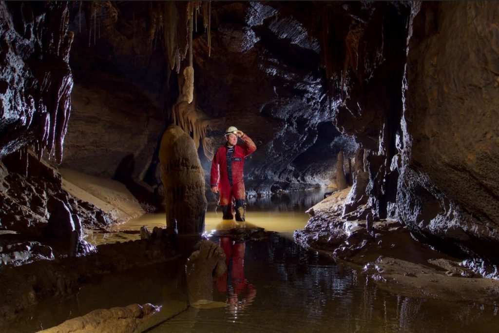 Haciendo espeleología en una cueva