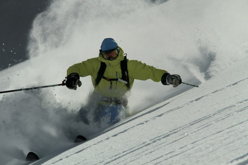 Hombre practicando esquí freeride